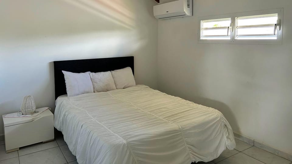 Bed, Photo of the whole room, Bedroom, air conditioner