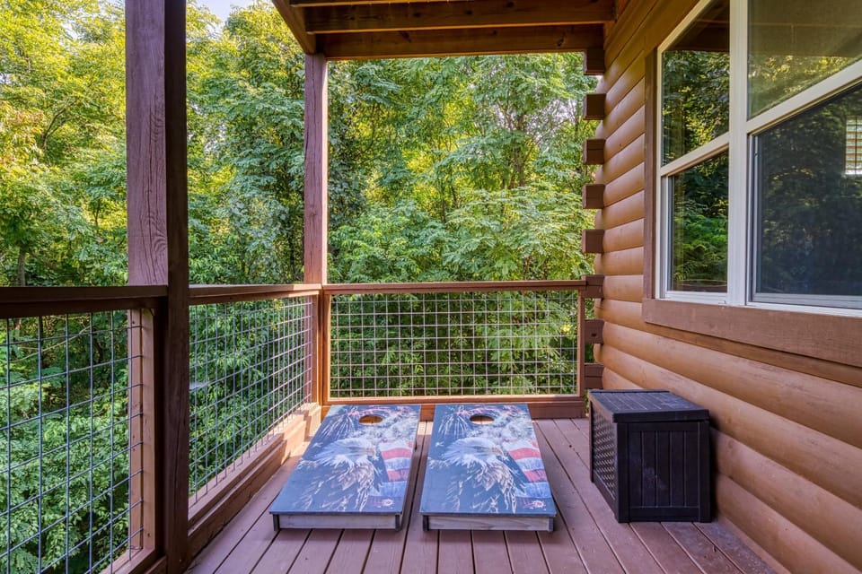 Cozy Bear Lodge, Game Room, Theater Room, Hot Tub, Free Attraction Tickets, WIFI Sleeps 20!!! Chalet in Sevier County