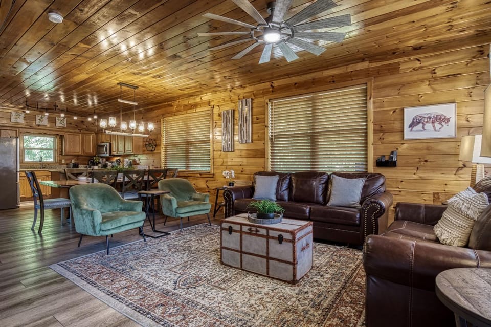 Cozy Bear Lodge, Game Room, Theater Room, Hot Tub, Free Attraction Tickets, WIFI Sleeps 20!!! Chalet in Sevier County