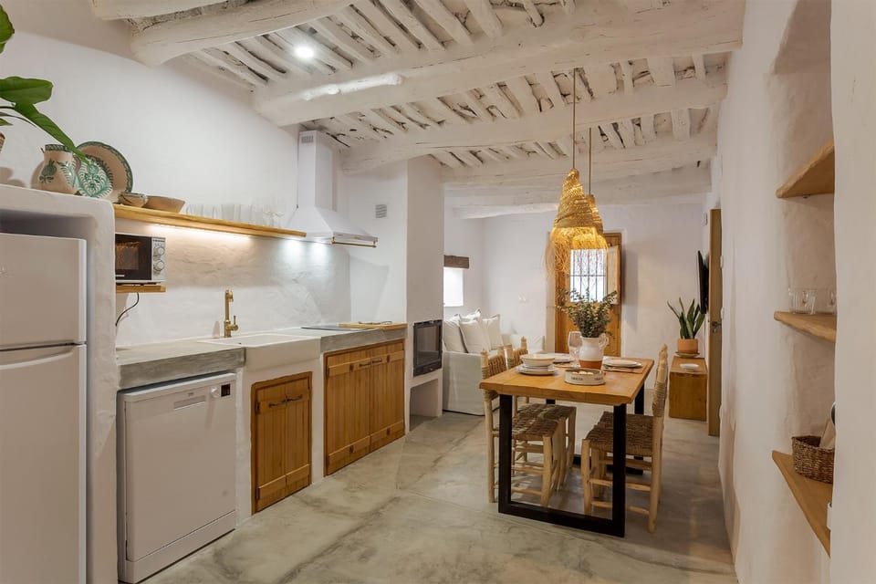 Kitchen or kitchenette, Dining area, stove