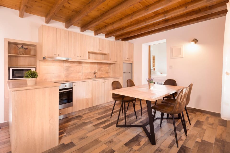 Kitchen or kitchenette, Dining area