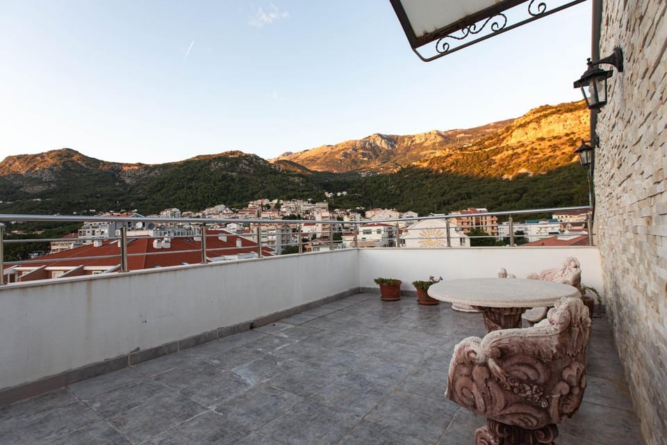 Balcony/Terrace, Mountain view