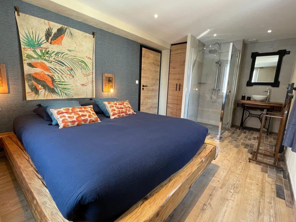 Photo of the whole room, Bedroom