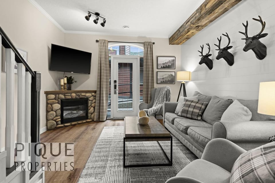 TV and multimedia, Living room, Seating area, Family, fireplace