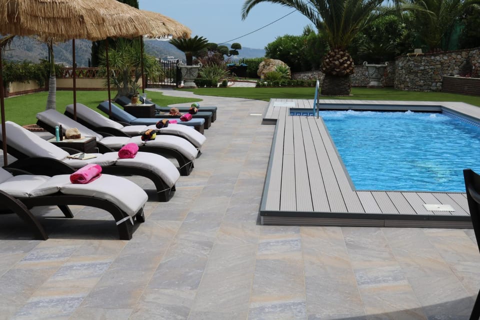 Patio, Swimming pool, sunbed