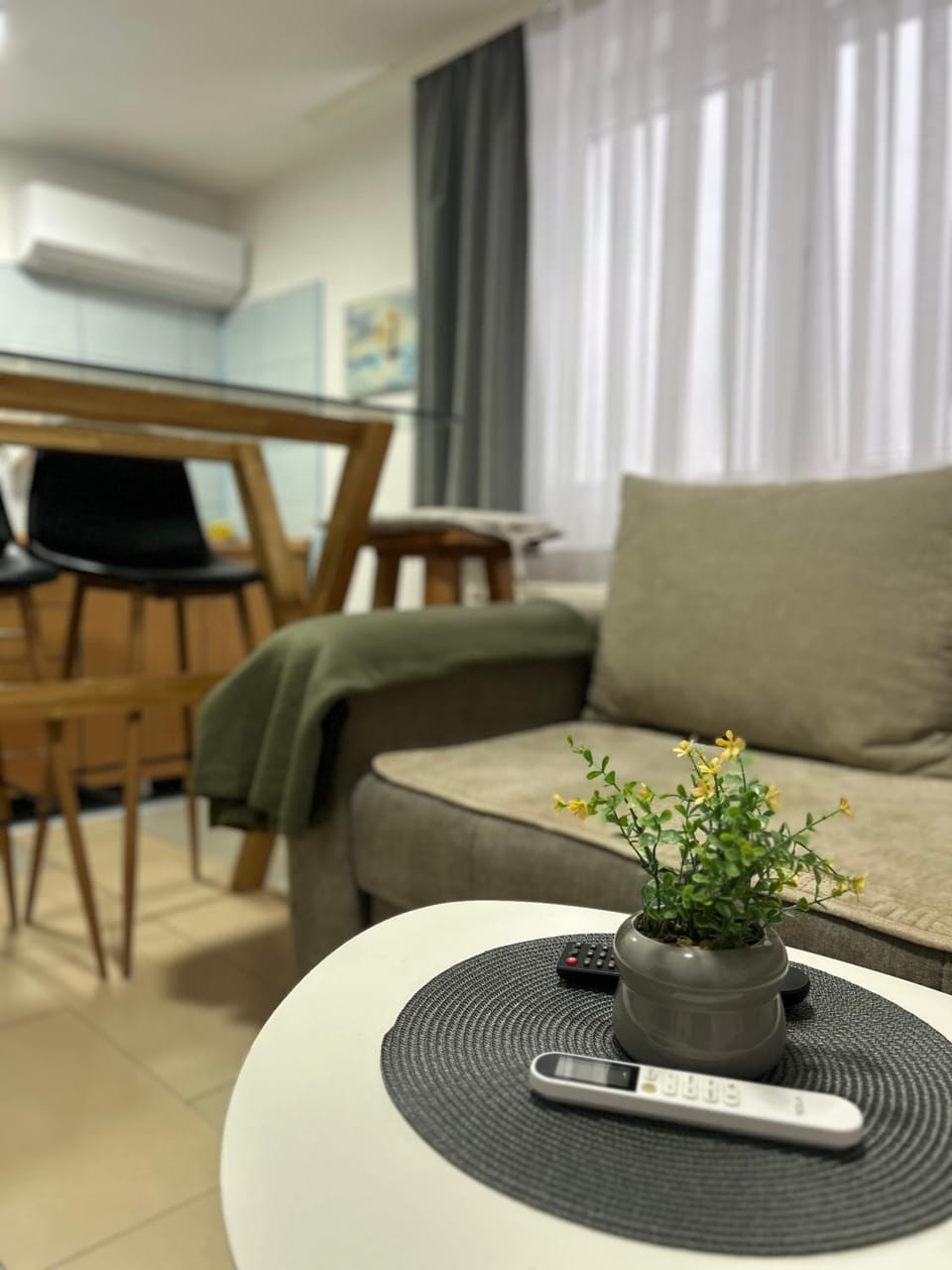 Kitchen or kitchenette, Living room, Seating area, Dining area, air conditioner