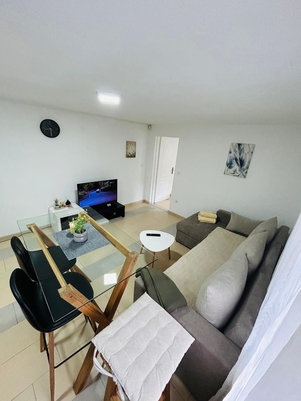 TV and multimedia, Living room, Seating area, Dining area