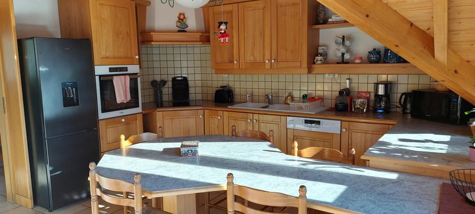 Coffee/tea facilities, Kitchen or kitchenette, Dining area, dishwasher, oven, stove, toaster