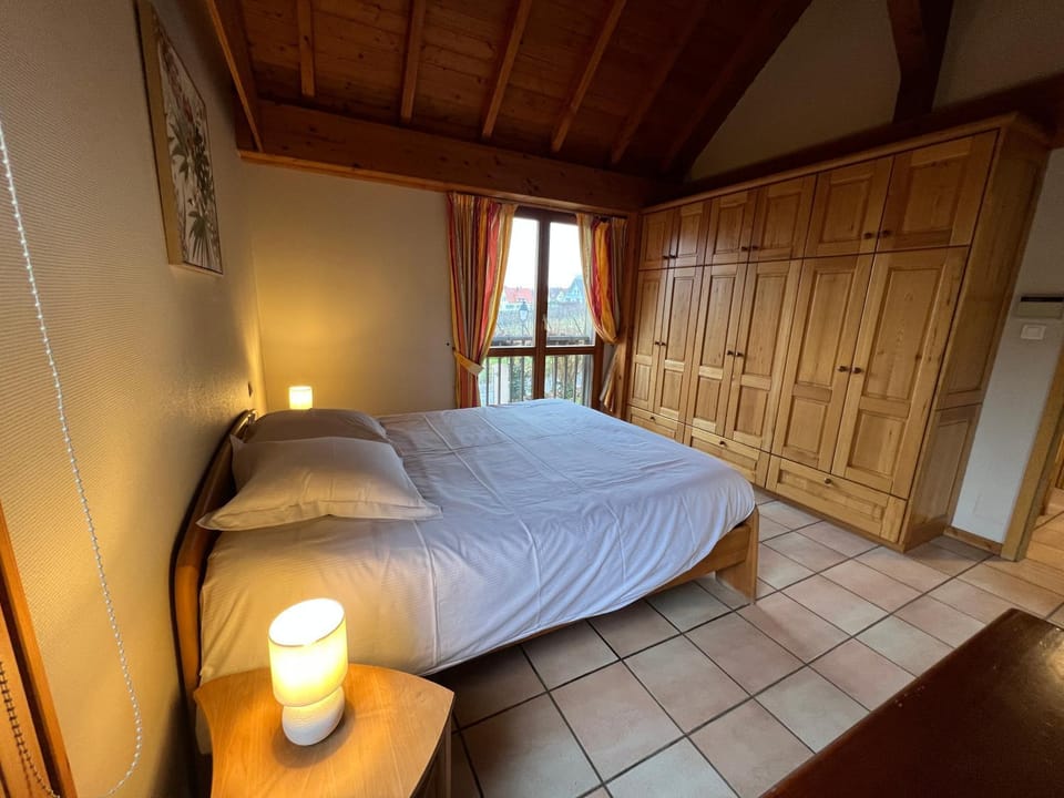 Photo of the whole room, Bedroom, heating, towels, wardrobe