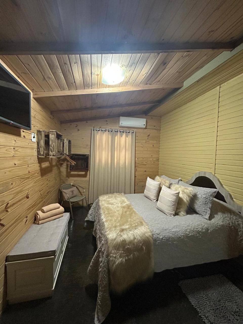 Bed, TV and multimedia, Bedroom, towels
