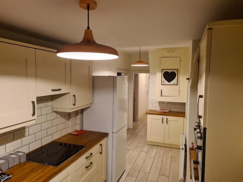 L & J ESCAPES- 4 BEDROOMs SUITABLE FOR CONTRACTORS AND FAMILIES- LARGE PRIVATE PARKING-10 MINUTES TO M6 JUNCTION 9 Apartment in Wolverhampton