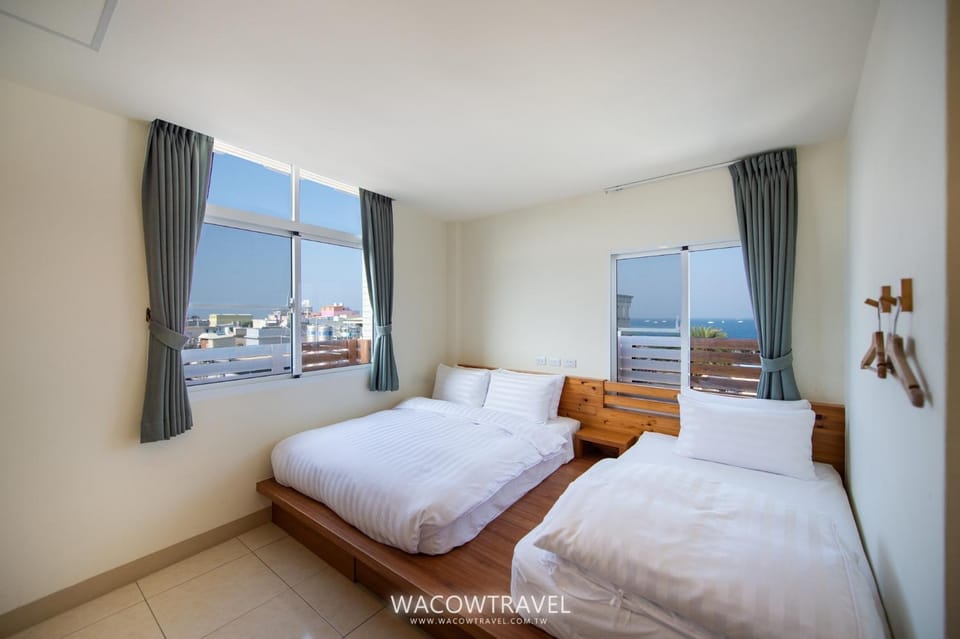 Bedroom, Sea view, Street view