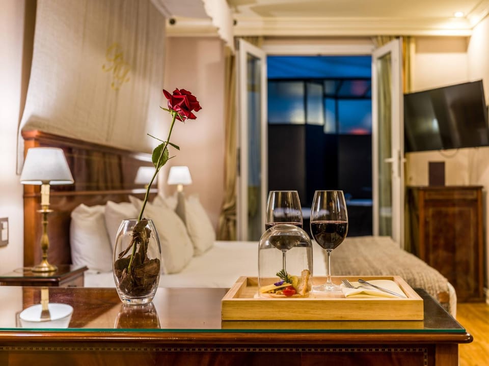 Bed, TV and multimedia, View (from property/room), Balcony/Terrace, Food and drinks, Bedroom, Drinks
