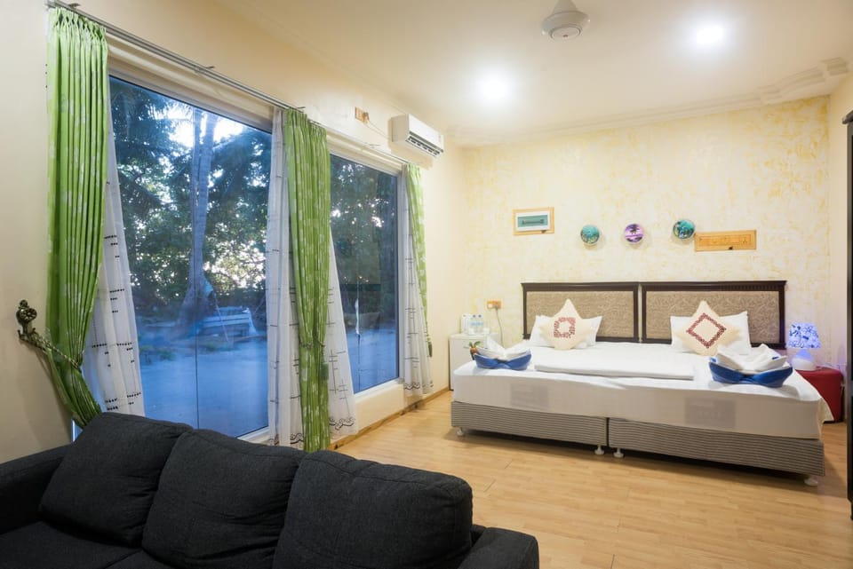 Photo of the whole room, Seating area