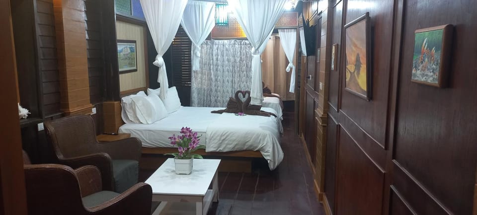 Bed, TV and multimedia, Seating area, Bedroom