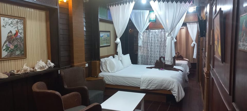 Bed, Seating area, Bedroom
