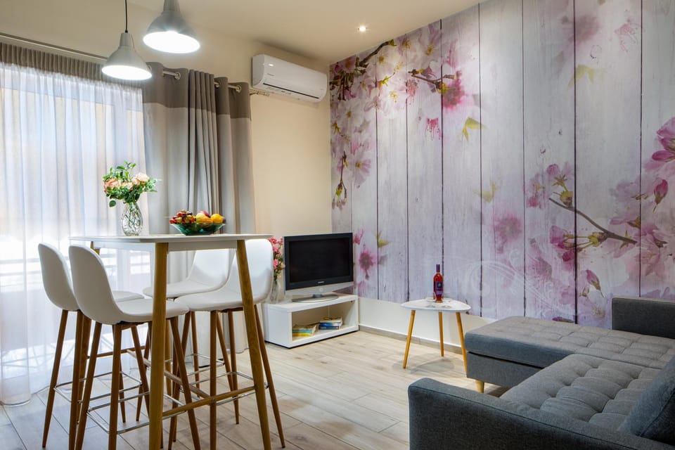 TV and multimedia, Living room, Seating area, Dining area