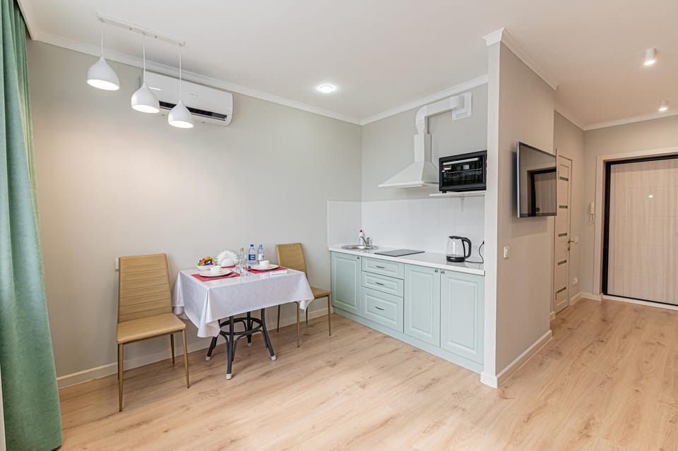 Kitchen or kitchenette, Dining area