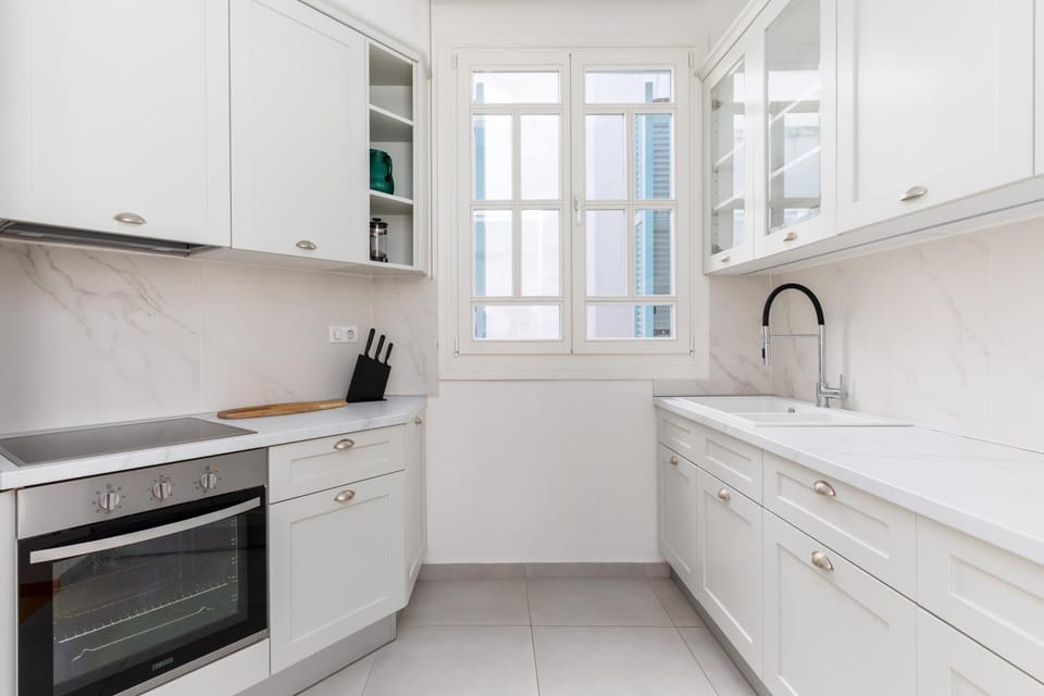 Kitchen or kitchenette, oven, pet friendly, stove