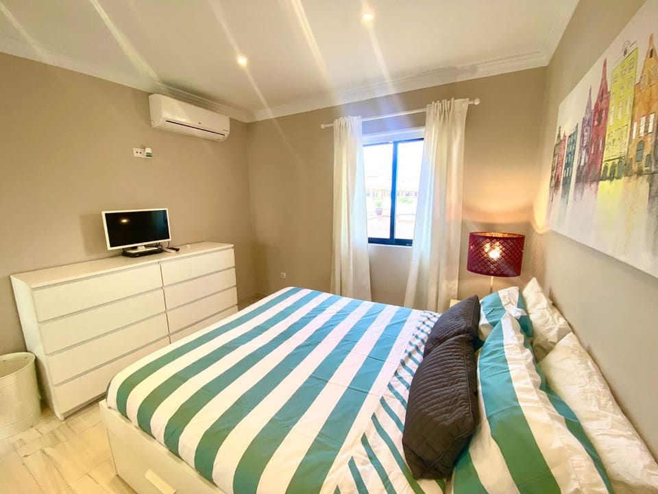 Photo of the whole room, air conditioner