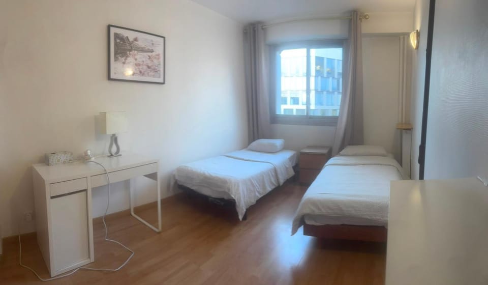 5 mn, 450m walk Metro La Defense 3BR Parking Apartment in Puteaux