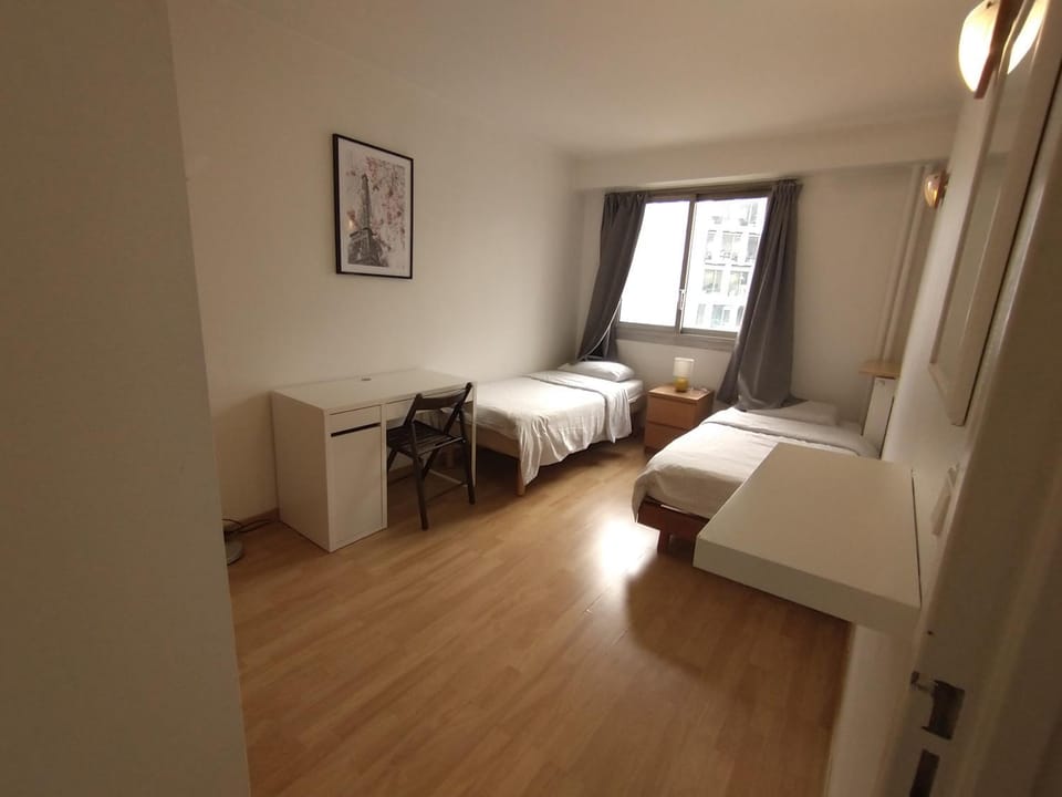 5 mn (450 m) walk Metro/La Defense/3BR/8Pers Apartment in Puteaux