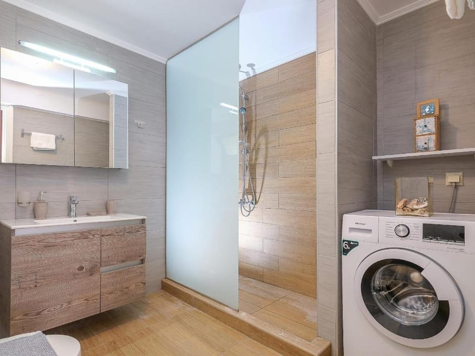 Shower, Toilet, Bathroom, Area and facilities