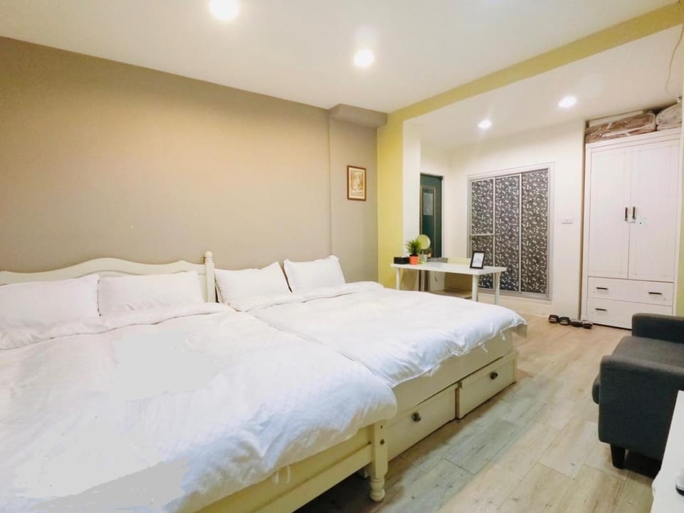 Bed, Living room, Photo of the whole room, Seating area, Bedroom, towels, wardrobe