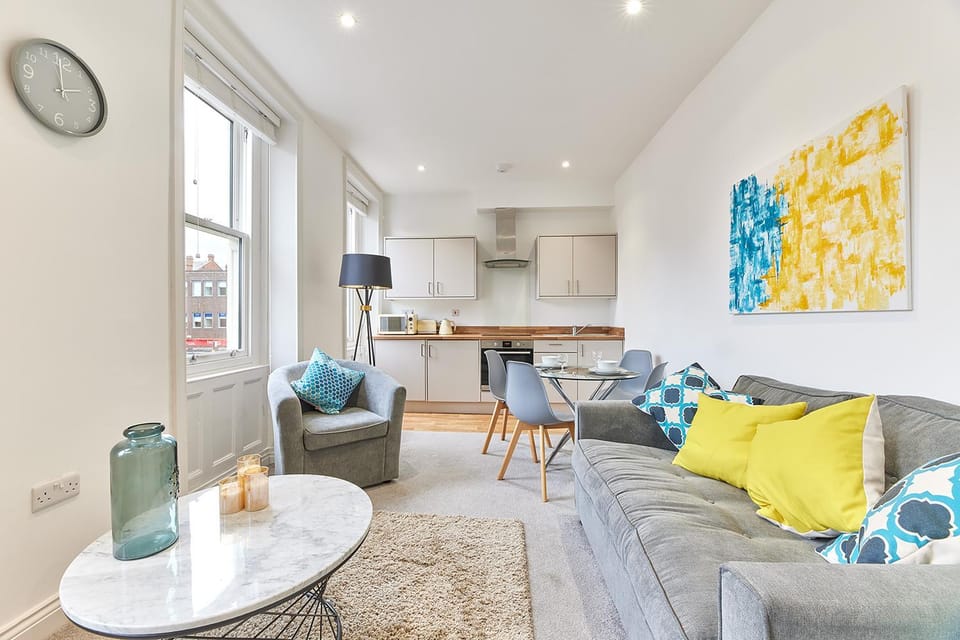 Kitchen or kitchenette, Living room, Seating area, Dining area