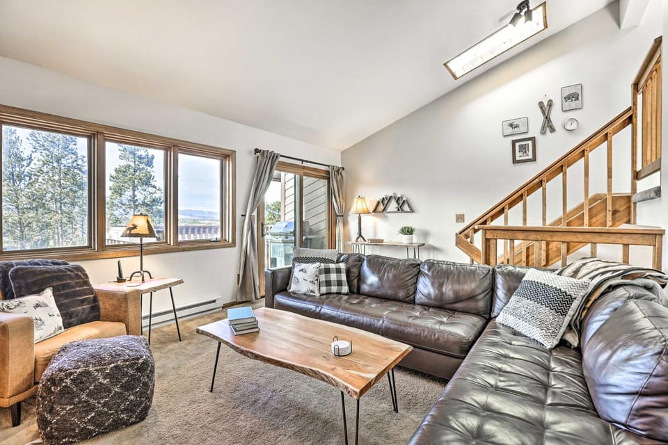 Sunny Alpine Escape with Hot Tub and Mountain Vistas! House in Fraser