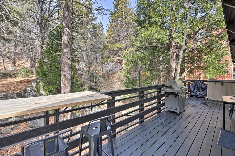 Modern Cabin w/ Game Room & Deck, Near Skiing Cabin in Running Springs