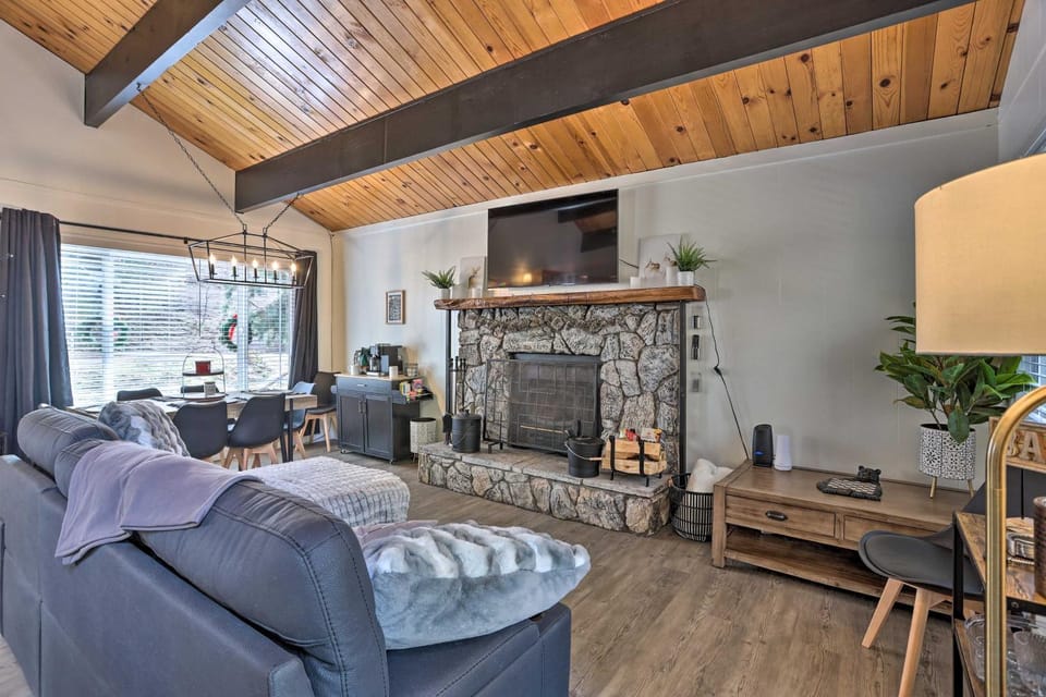 Modern Cabin w/ Game Room & Deck, Near Skiing Cabin in Running Springs