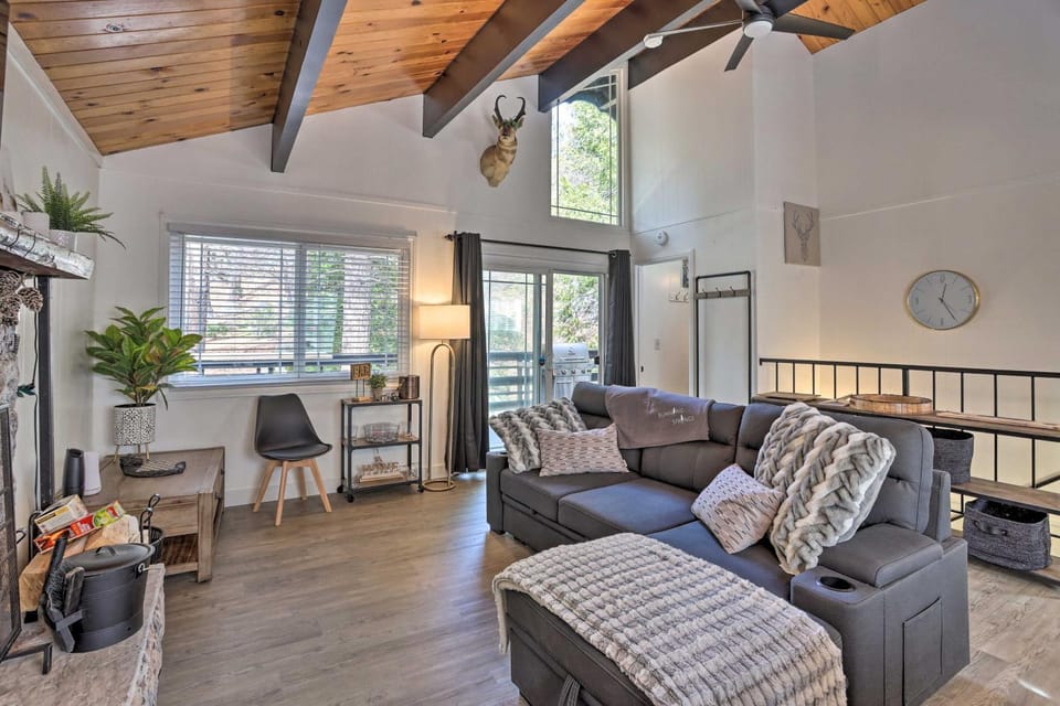 Modern Cabin w/ Game Room & Deck, Near Skiing Cabin in Running Springs