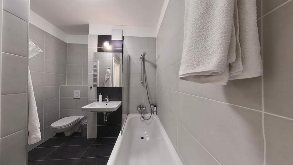 Shower, Toilet, Bathroom, Bath, towels