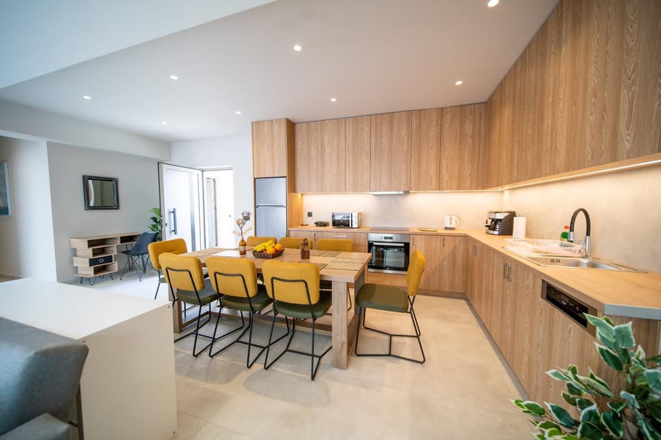 Facade/entrance, Coffee/tea facilities, Dining area, minibar, kitchen