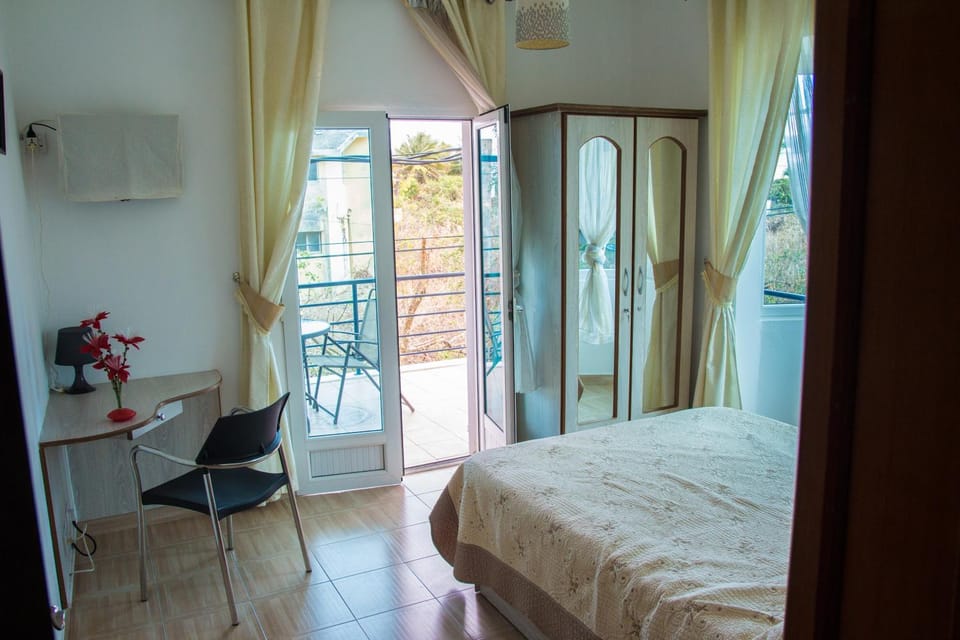 Bed, View (from property/room), Balcony/Terrace, Photo of the whole room, Bedroom, air conditioner