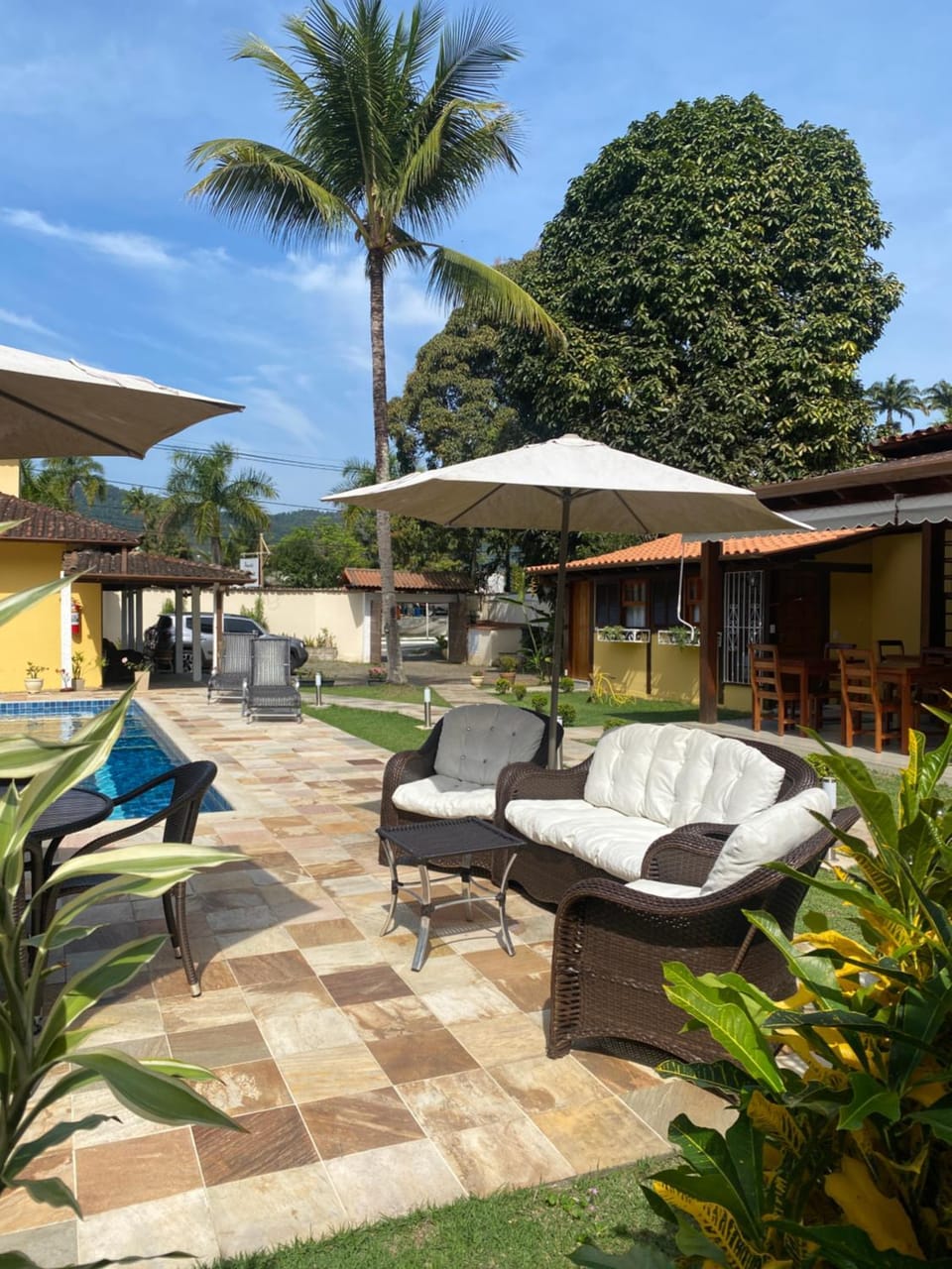 Day, Garden, Garden, Seating area, Garden view, Pool view, Swimming pool, sunbed