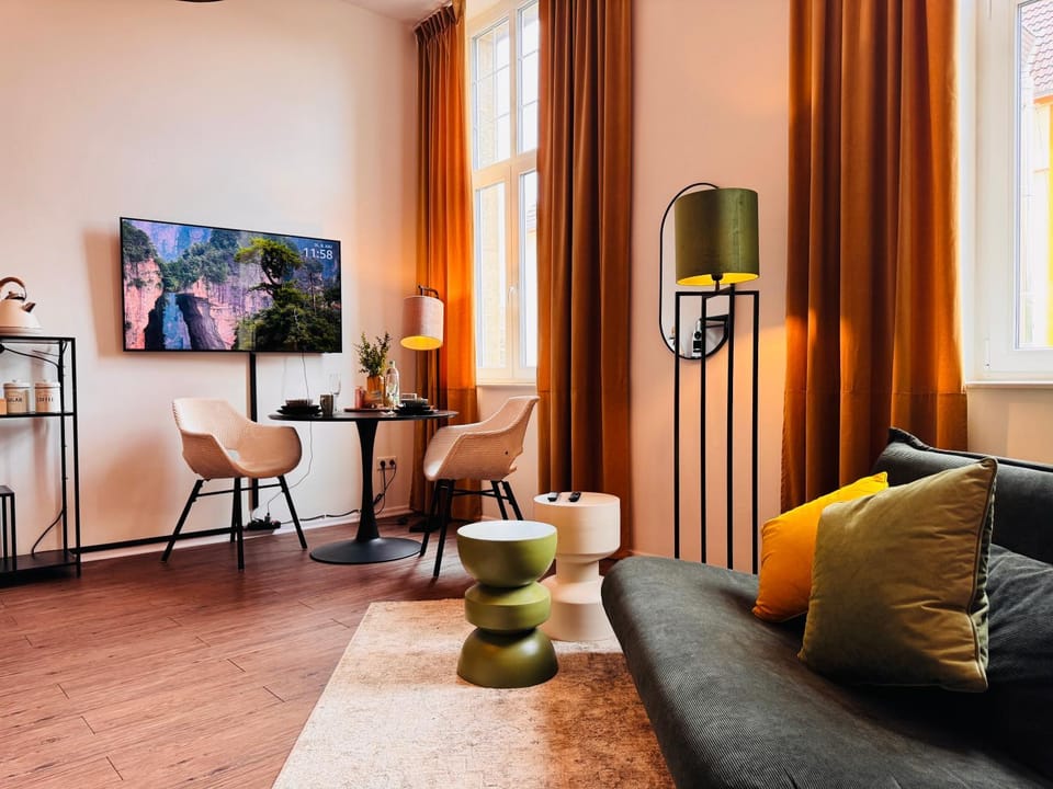 Bed, TV and multimedia, Seating area