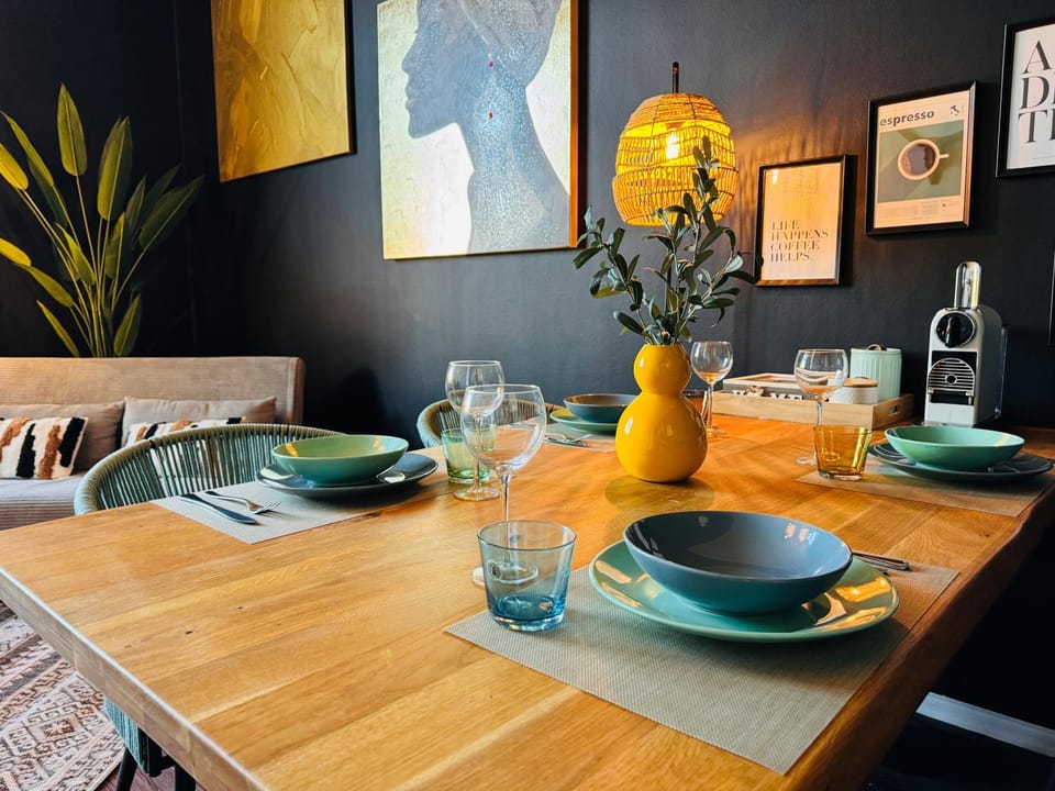 Seating area, Dining area