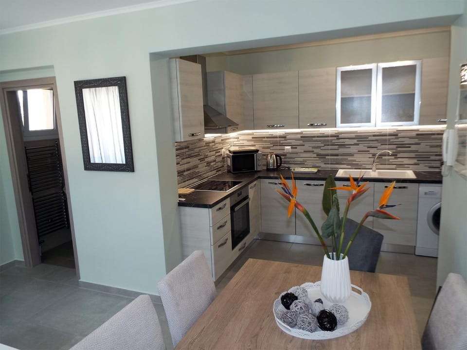 Kitchen or kitchenette, Dining area