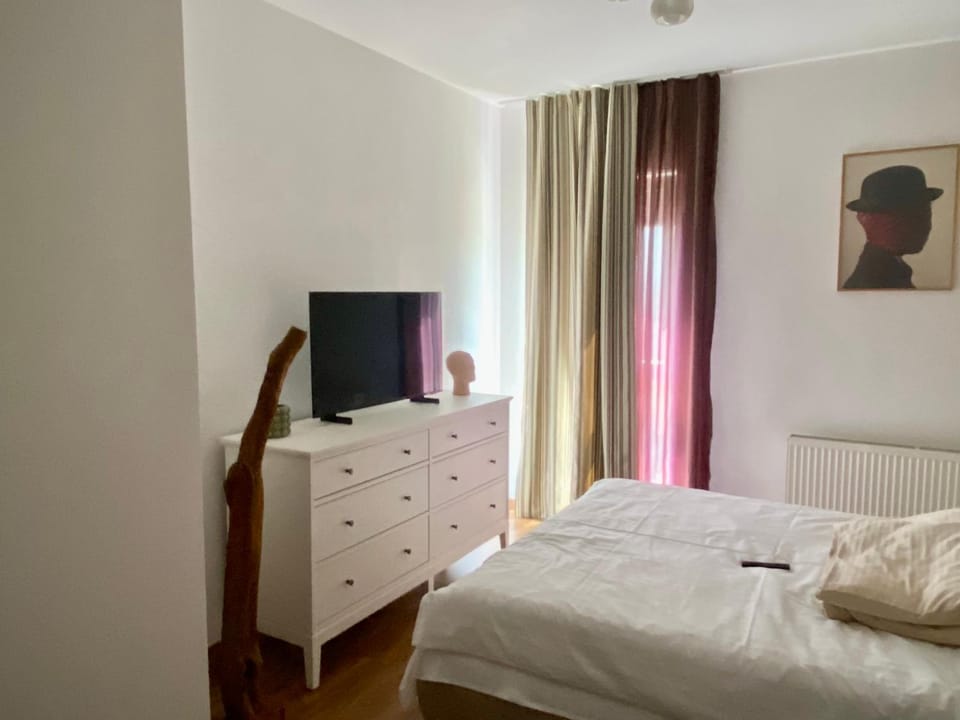 Bed, TV and multimedia, Bedroom