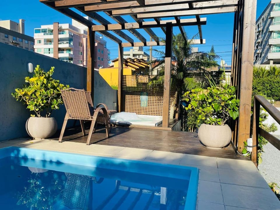 Residencial com Piscina e Jacuzzi com vista para a Natureza House in Porto Belo