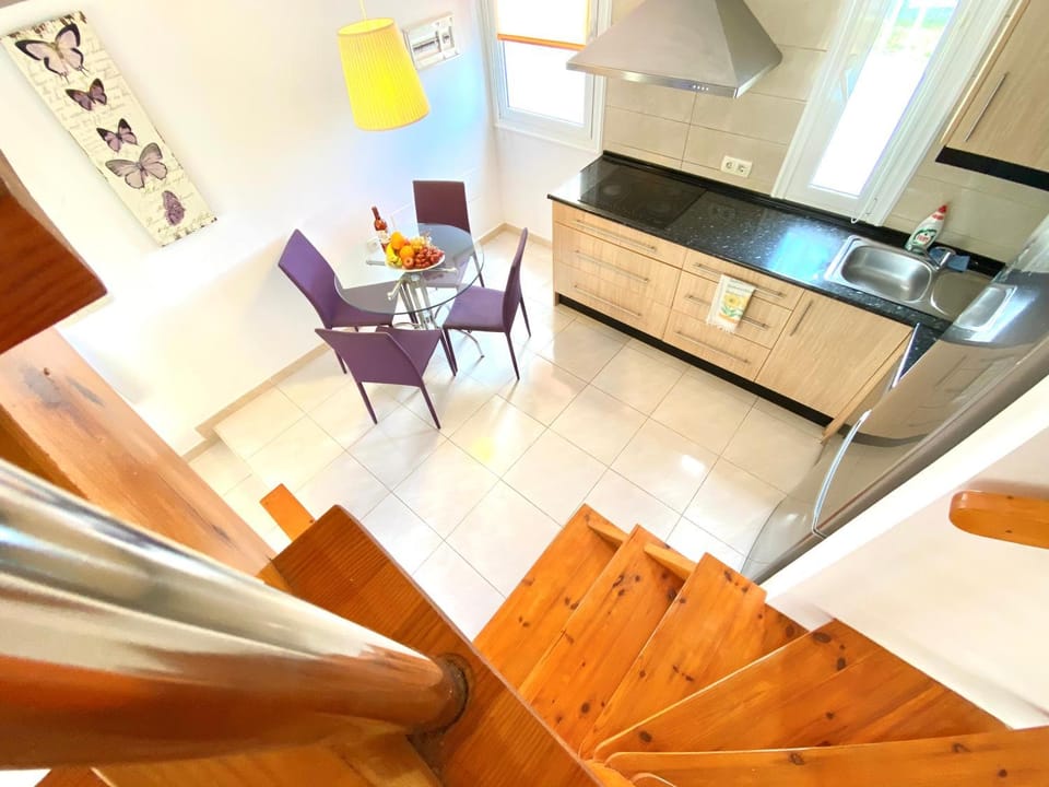Kitchen or kitchenette, Dining area