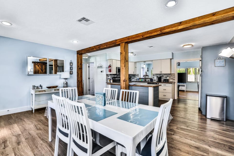 Beachy Bungalow House in Largo