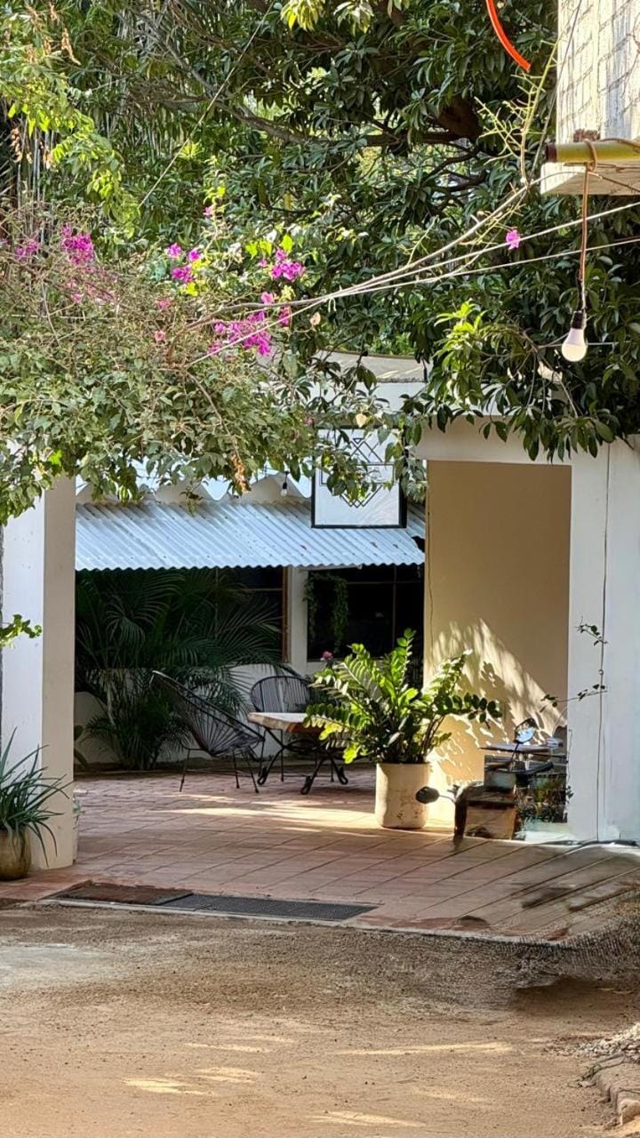 Casa Sixta a 7min del aeropuerto internacional PMX y 2 cuadras terminal autob ADO Bed and Breakfast in Puerto Escondido