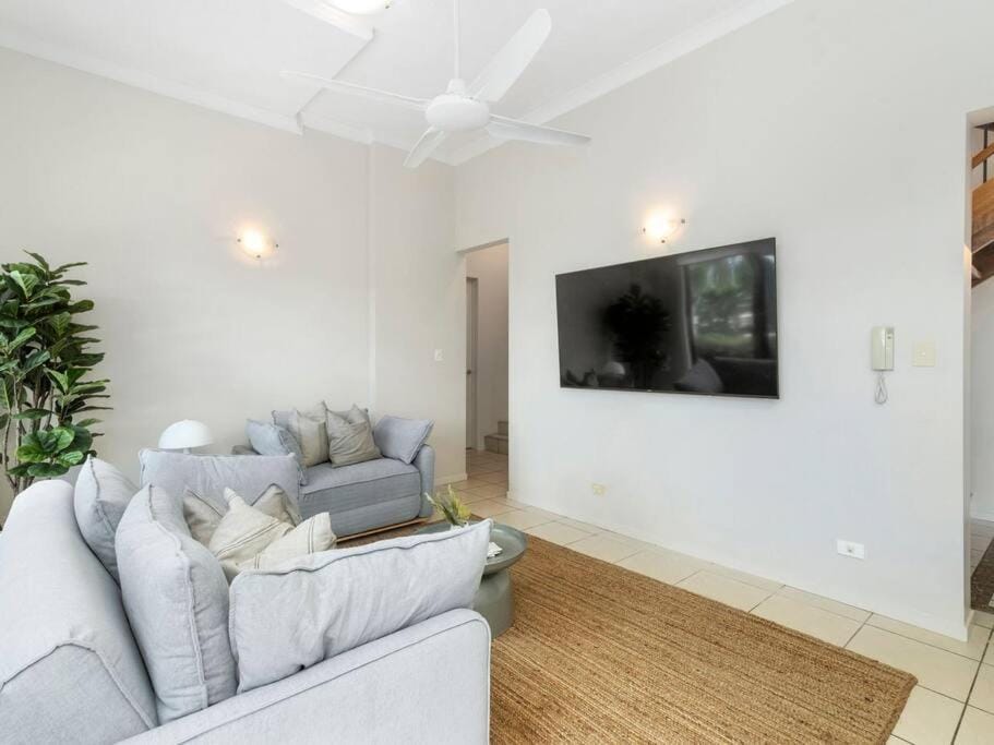 Currumbin Beachfront Haven House in Gold Coast