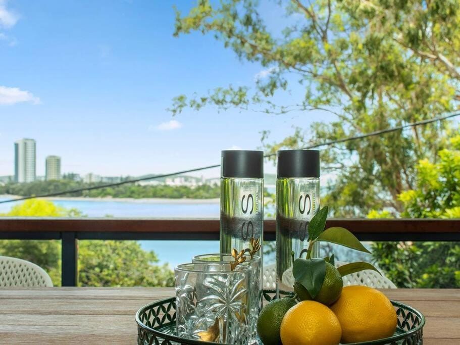 Currumbin Beachfront Haven House in Gold Coast
