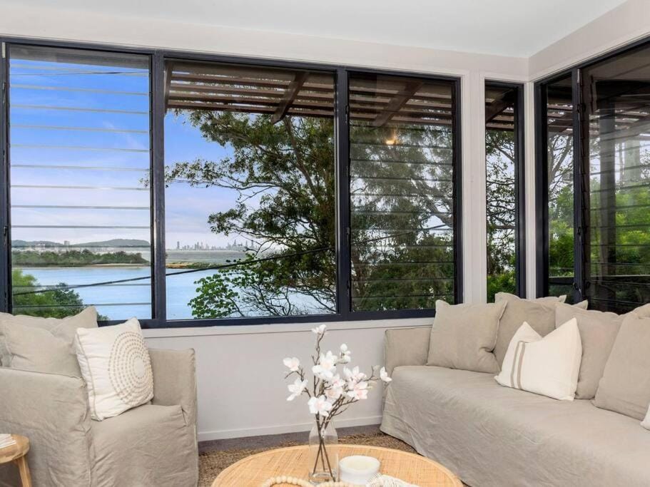 Currumbin Beachfront Haven House in Gold Coast