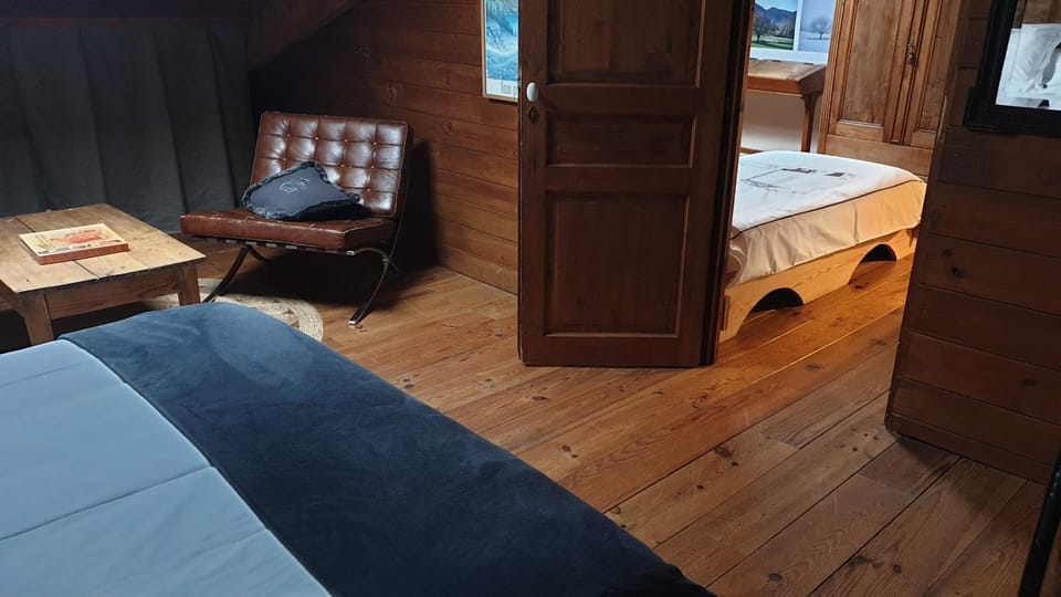 Photo of the whole room, Bedroom
