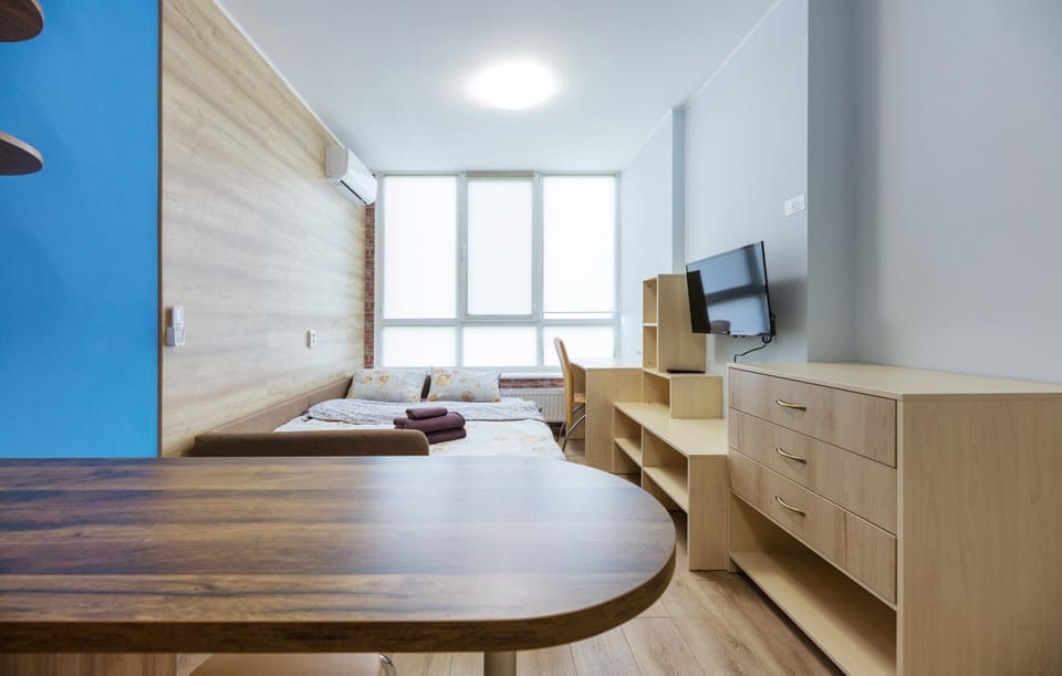 Bed, TV and multimedia, Living room, Photo of the whole room, Seating area, Evening entertainment, Bedroom